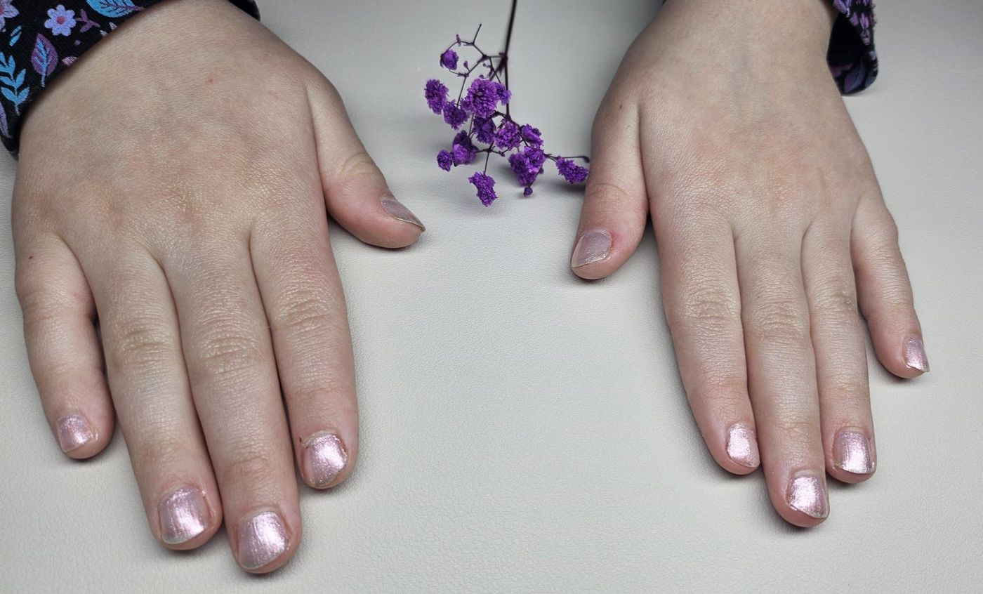 Korte natuurlijke nagels met een parelroze gellak