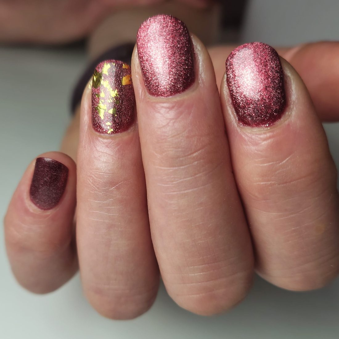 Rosé glittergellak met één accentnagel met bladgoud, gezet door Latoya