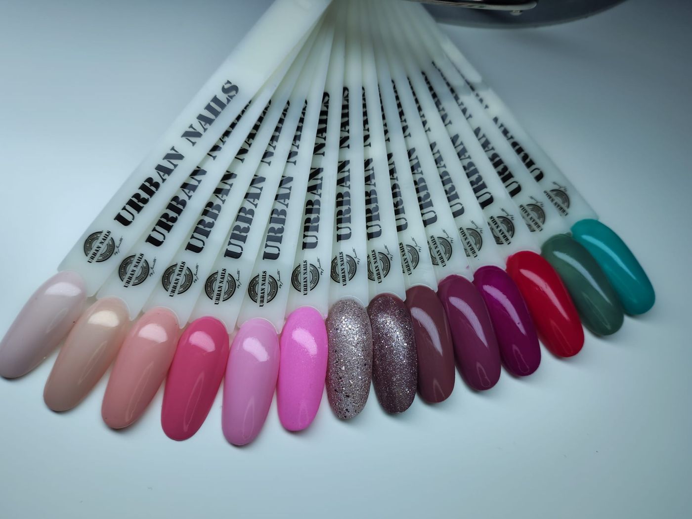 Een waaier gellakkleuren in nude, roze, rood, bordeaux en groen
