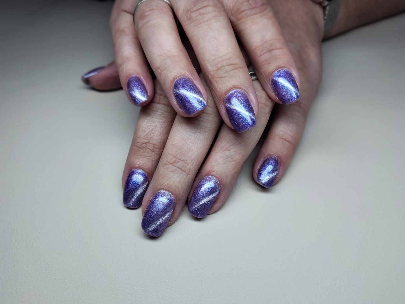 Violette cat-eye gellak op beide handen