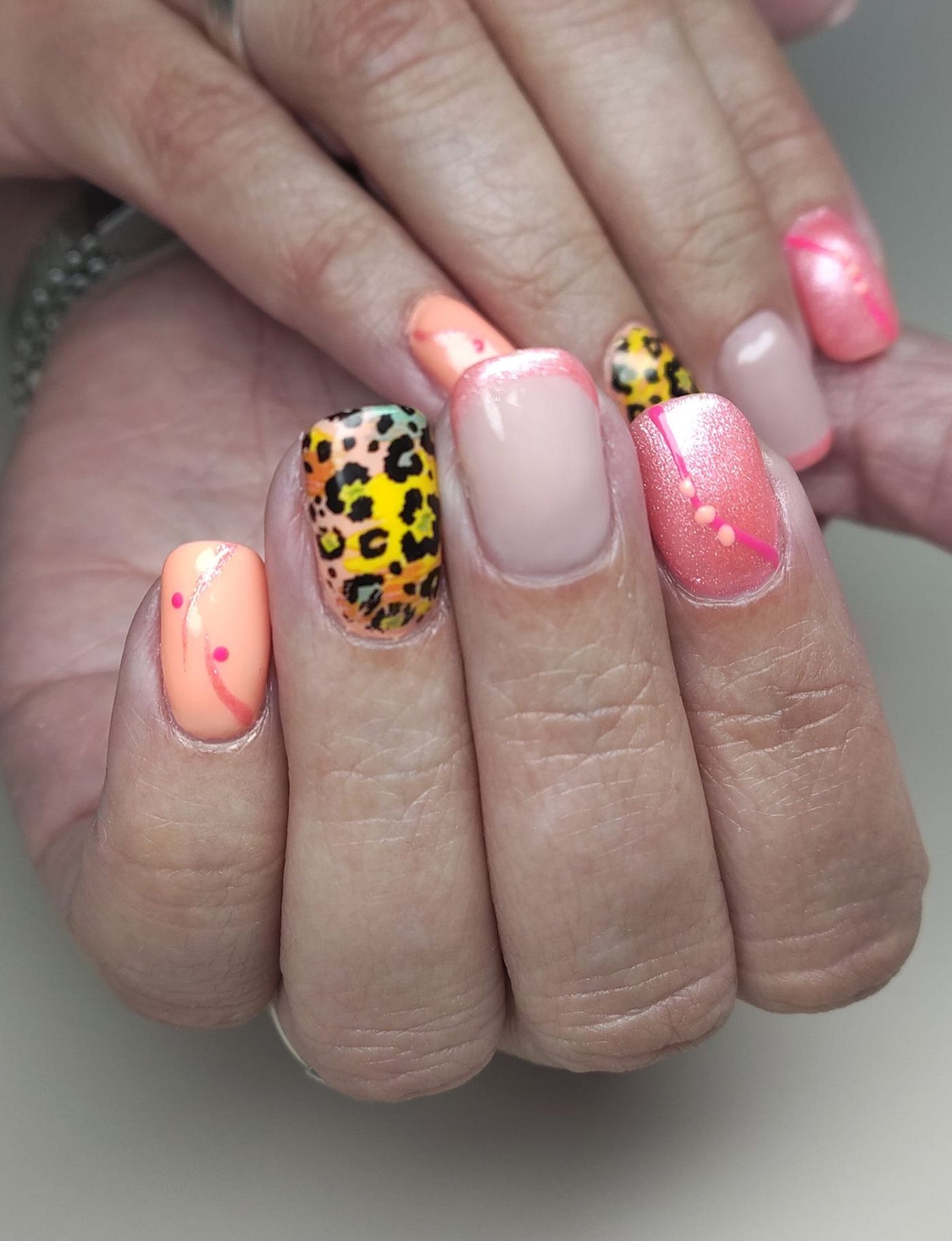 Nail art in luipaardprint, koraal en nude met een swirl
